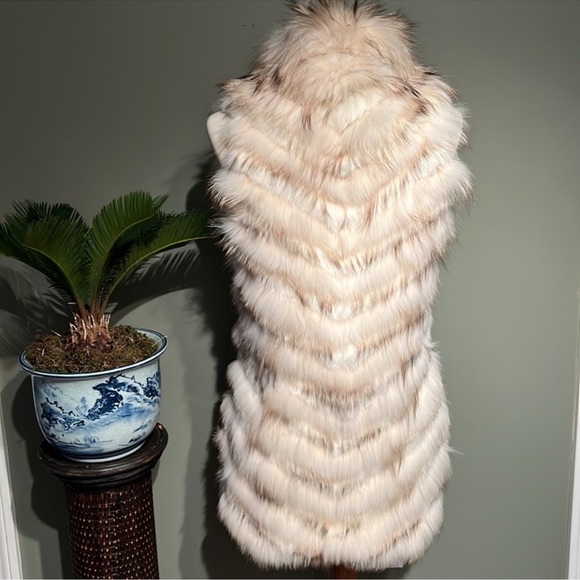 BCBG MAXAZRIA Darah Fur Vest in Cream~ Excellent Condition ~ Size XS
$277 - Picture 5 of 12